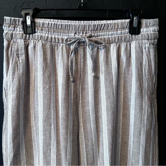 Banana Republic women’s pants Size: S Color: beige/ white striped print like New - Picture 3 of 8